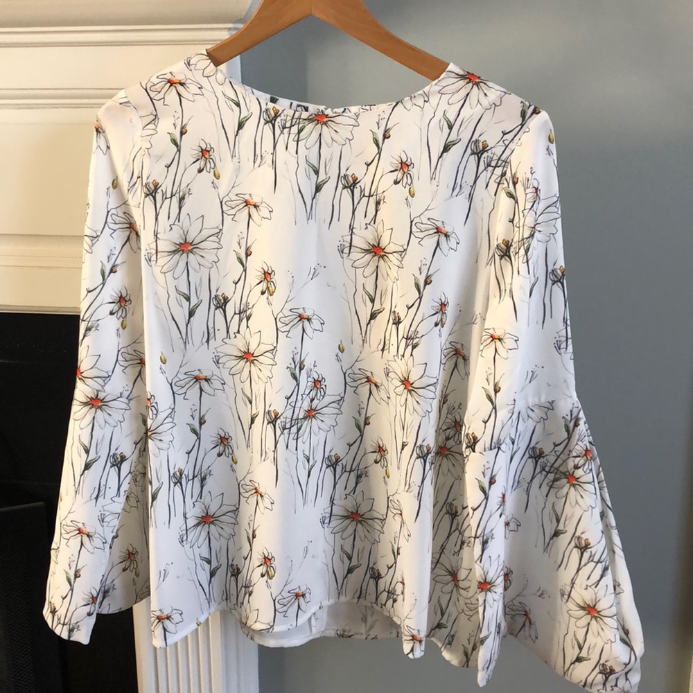 Boutique daisy top with flare sleeves